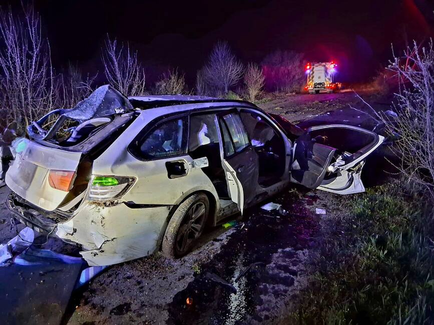 Descarcerare nocturna  Barbat extras dintre fiarele masinii | imaginea 1