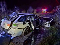 Descarcerare nocturna  Barbat extras dintre fiarele masinii | imaginea 1