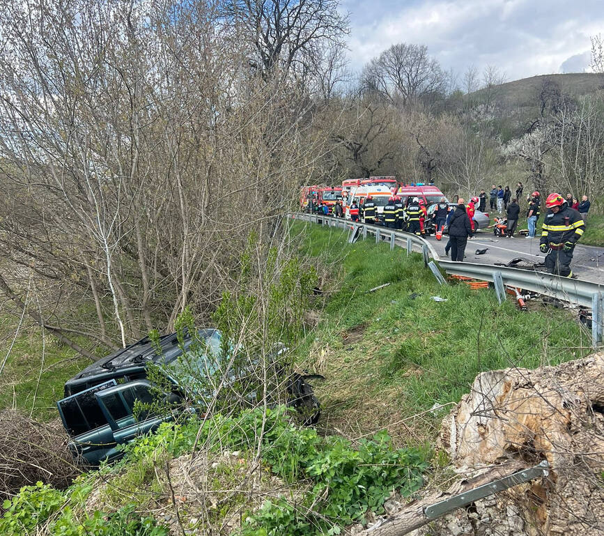 Descarcerare si salvare aeriana  Bilantul unui accident violent | imaginea 1