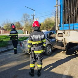 Impact feroviar la Giurgiu  Masina acrosata de o locomotiva | imaginea 1