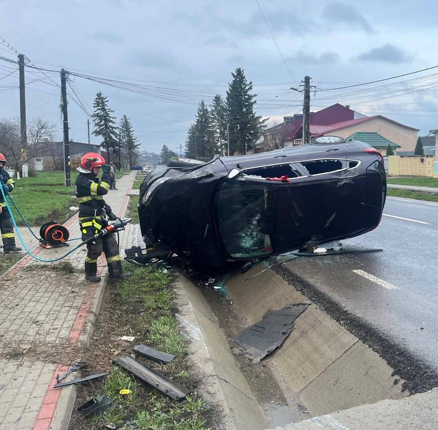 Interventie la accident rutier  Masina rasturnata  victime salvate | imaginea 1