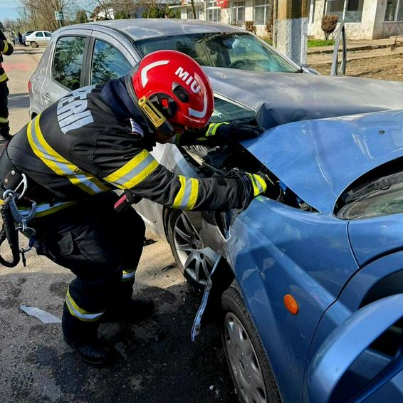 O femeie a ajuns la spital  dupa un impact in lant | imaginea 1