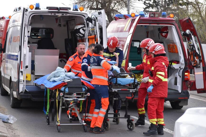 Plan Rosu  Microbuz cu 11 copii  implicat intr un accident major | imaginea 1