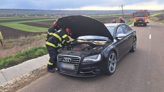 Tanara transportata la spital dupa ce s a rasturnat cu masina | imaginea 1
