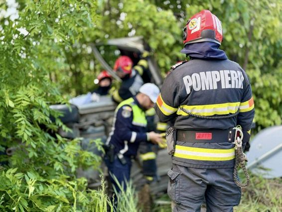 Impact violent  Un tanar a ajuns la spital dupa un accident grav | imaginea 1