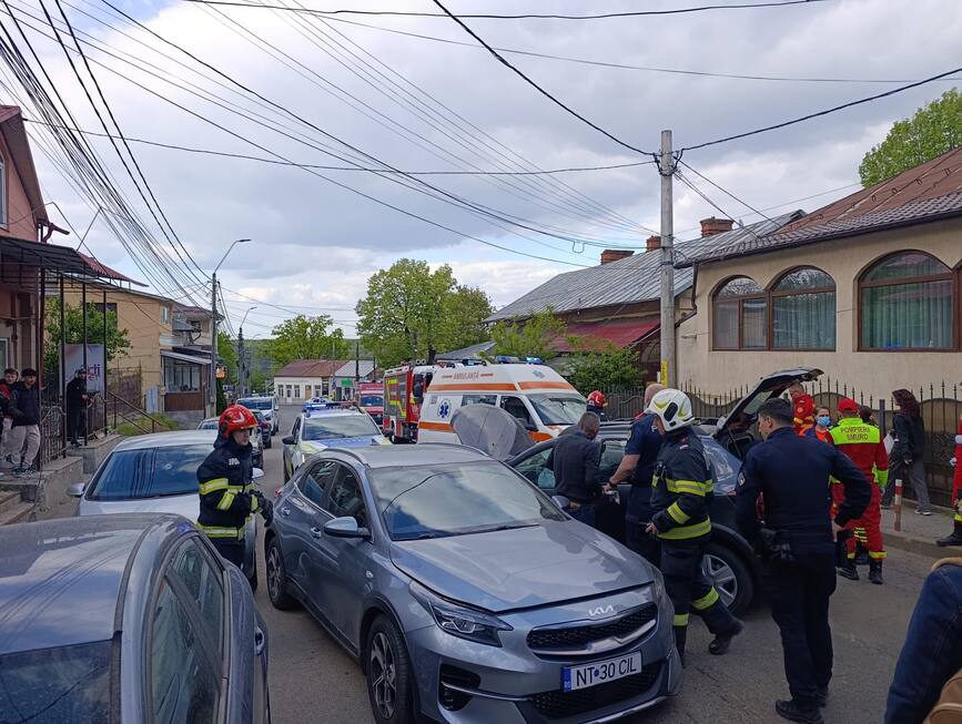 Mobilizare de forte dupa un impact intre doua masini | imaginea 1
