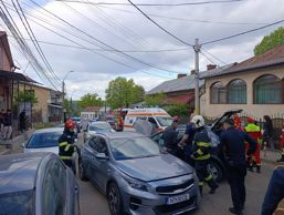 Mobilizare de forte dupa un impact intre doua masini | imaginea 1