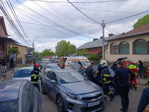 Mobilizare de forte dupa un impact intre doua masini | imaginea 1