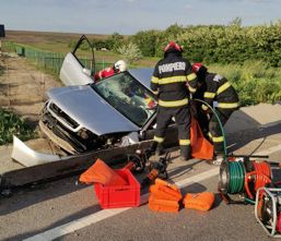 Sofer octogenar  salvat de pompieri dupa ce a intrat cu masina in sant | imaginea 1