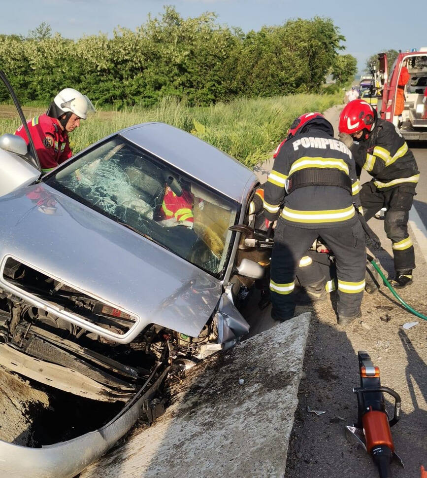 Sofer octogenar  salvat de pompieri dupa ce a intrat cu masina in sant | imaginea 2