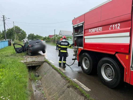 Impact violent  Autoturism proiectat in afara carosabilului | imaginea 1