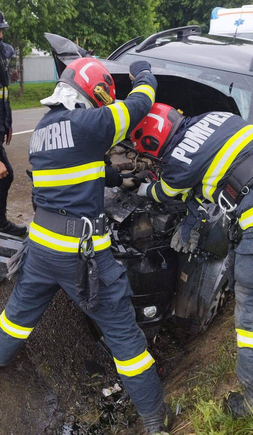 Impact violent Autoturism proiectat in afara carosabilului | imaginea 2