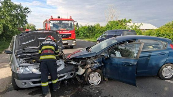 Impact violent intre doua masini  O pasagera a ajuns la spital | imaginea 1