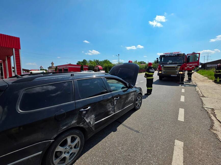 Doua masini distruse si doi tineri spitalizati in urma unui accident | imaginea 1