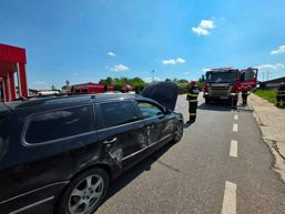 Doua masini distruse si doi tineri spitalizati in urma unui accident | imaginea 1
