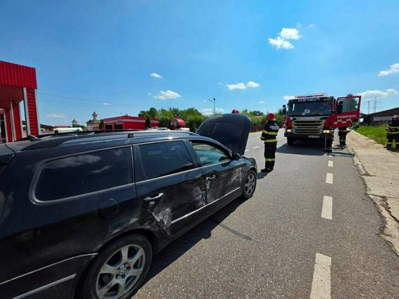 Doua masini distruse si doi tineri spitalizati in urma unui accident | imaginea 1