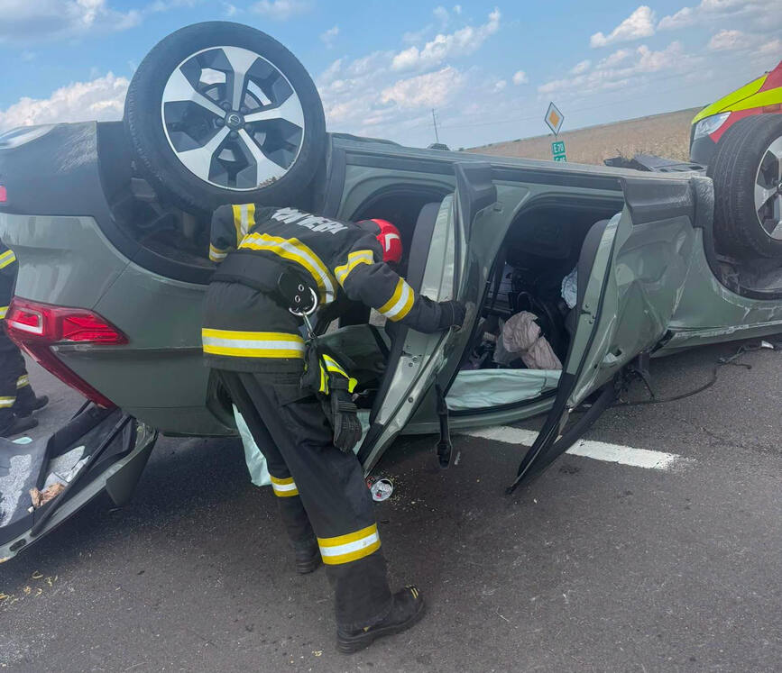 Impact violent si masina rasturnata  in urma unui accident rutier | imaginea 1