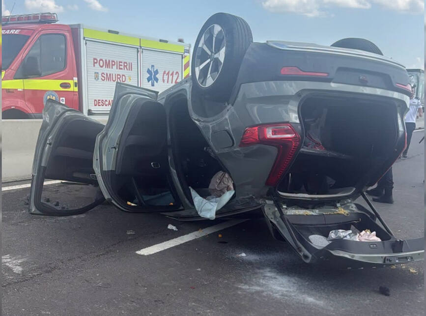 Impact violent si masina rasturnata  in urma unui accident rutier | imaginea 2