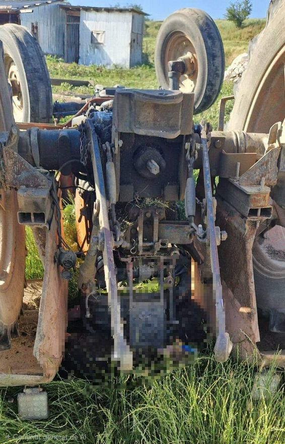 Tanar gasit fara suflare sub un tractor rasturnat pe camp | imaginea 1