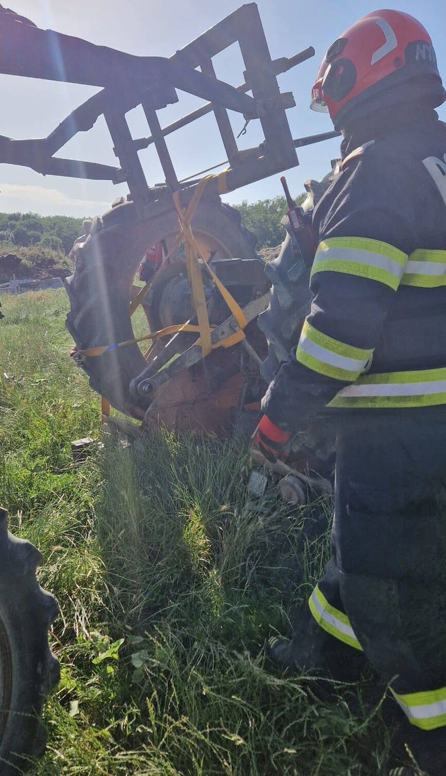 Tanar gasit fara suflare sub un tractor rasturnat pe camp | imaginea 2