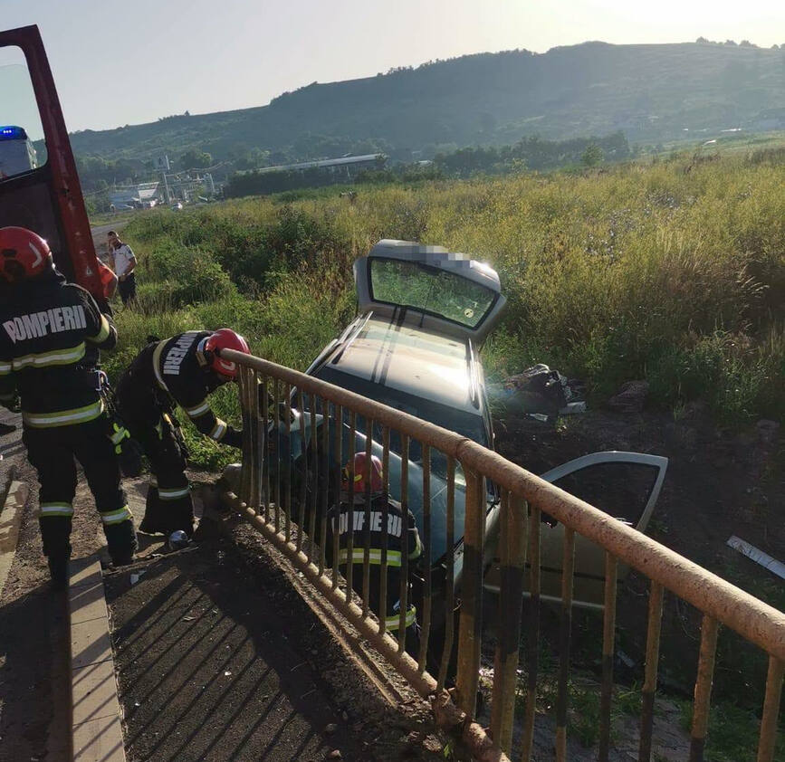 Un sofer a ajuns la spital dupa ce s a rasturnat cu masina | imaginea 1