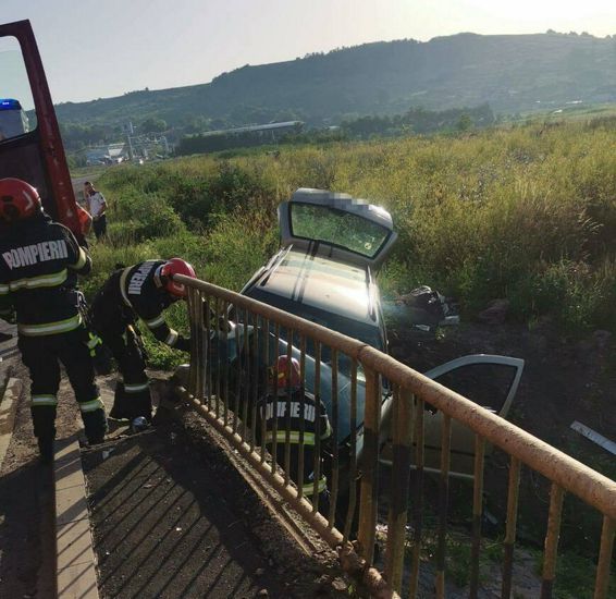 Un sofer a ajuns la spital dupa ce s a rasturnat cu masina | imaginea 1
