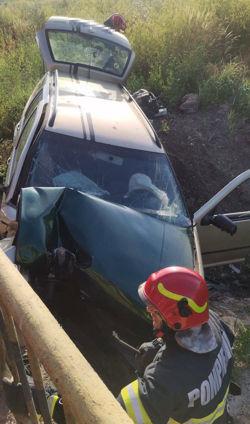 Un sofer a ajuns la spital dupa ce s a rasturnat cu masina | imaginea 2