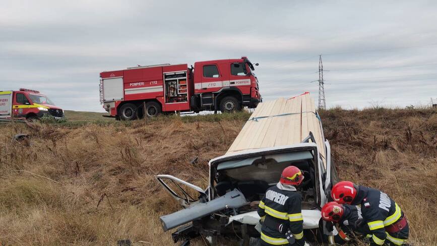 Un autovehicul de mare tonaj s a rasturnat in afara drumului | imaginea 1