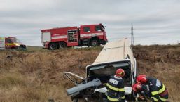 Un autovehicul de mare tonaj s a rasturnat in afara drumului | imaginea 1