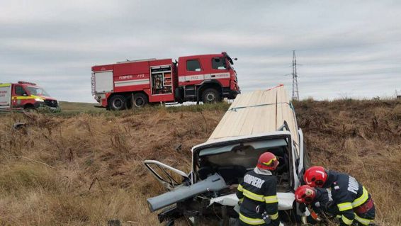 Un autovehicul de mare tonaj s a rasturnat in afara drumului | imaginea 1