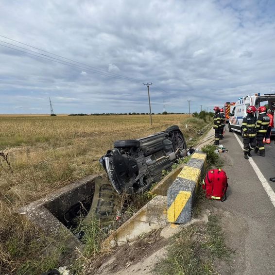 Autoturism rasturnat  o femeie a ajuns la spital | imaginea 1