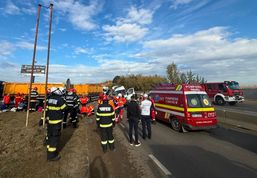 Bilant rutier tragic  Impact intre un microbuz si o autobasculanta | imaginea 1