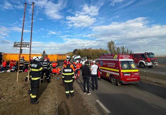 Bilant rutier tragic  Impact intre un microbuz si o autobasculanta | imaginea 1