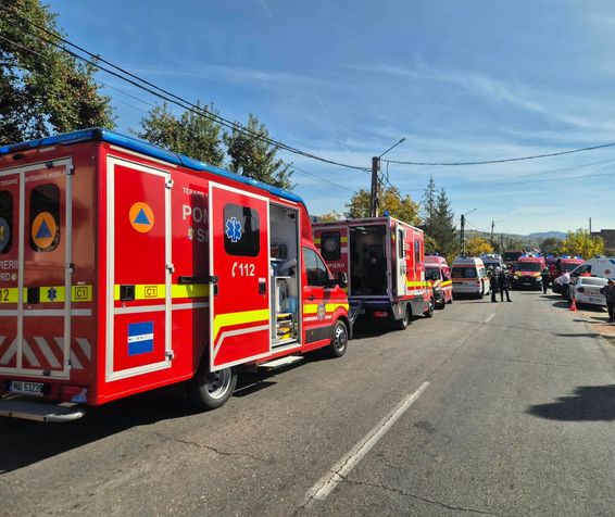 Interventie ampla  Pompierii au actionat pentru salvarea a 11 persoane | imaginea 1
