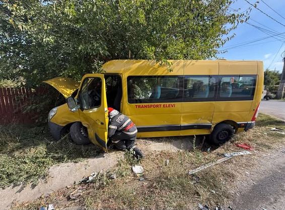 Microbuz scolar implicat intr un accident | imaginea 1