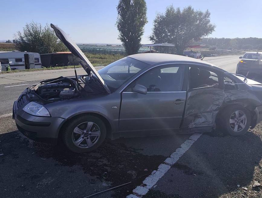 Tanar ranit in urma unei coliziuni intre doua masini | imaginea 2