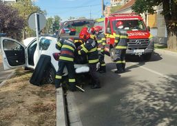 Victima descarcerata de pompieri  in urma unui accident | imaginea 1