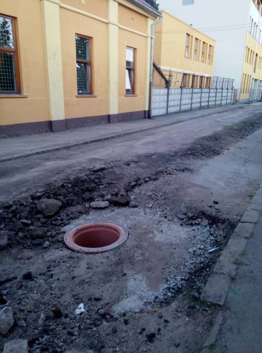 Salonta  Gura de canalizare fara capac  nesemnalizata gata sa inghita trecatorii | imaginea 1