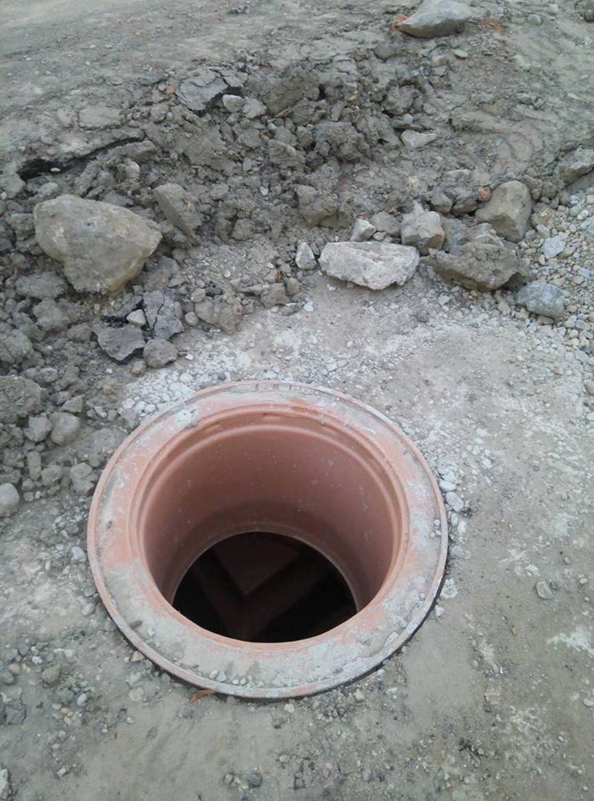 Salonta  Gura de canalizare fara capac  nesemnalizata gata sa inghita trecatorii | imaginea 2